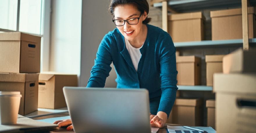 Ilustração de um carrinho de compras em um teclado de computador, representando compras online.