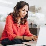 Empresário tomando decisões e analisando dados