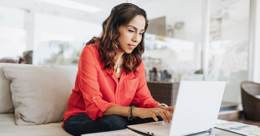 Empresário tomando decisões e analisando dados