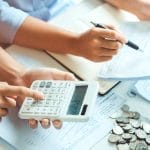 Empresário analisando gráficos de crescimento e inovação.