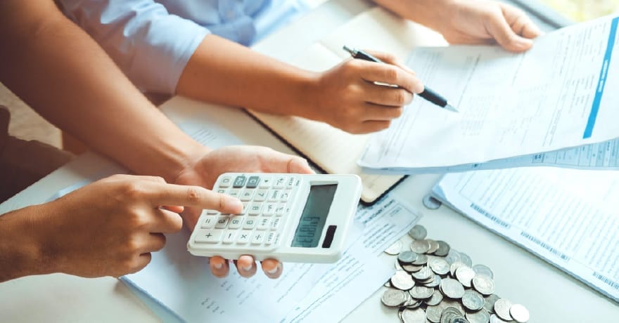 Empresário analisando gráficos de crescimento e inovação.