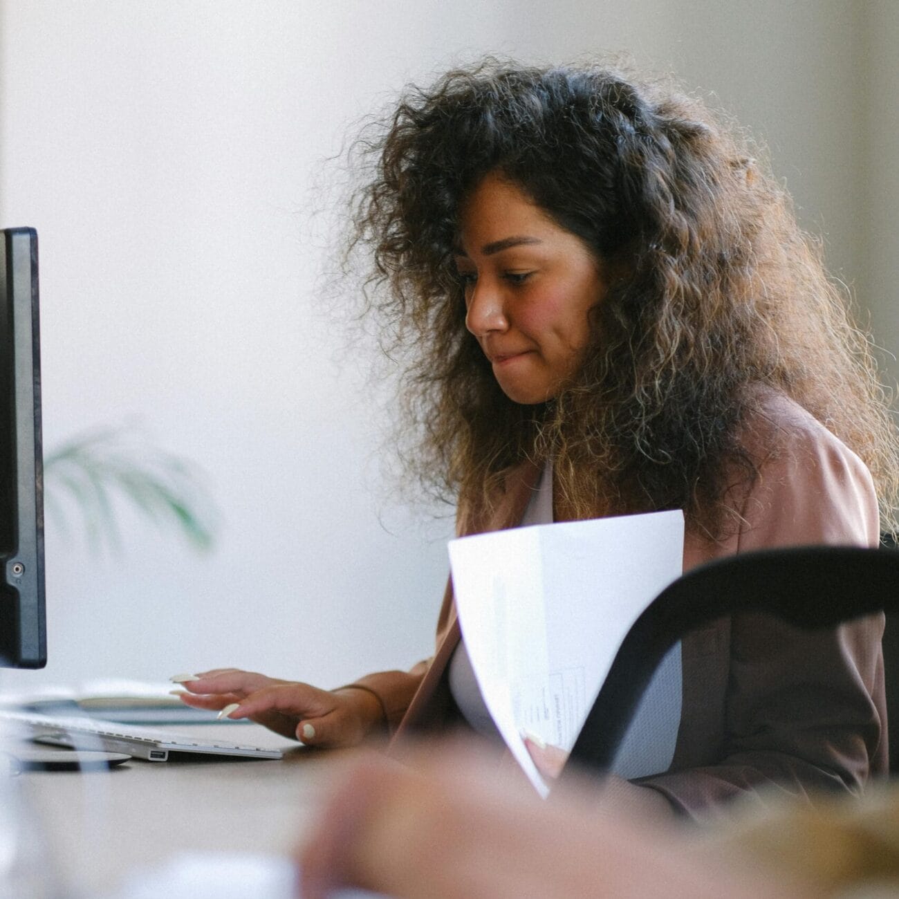 Secretária a fazer Emissão de documentos no inwork care
